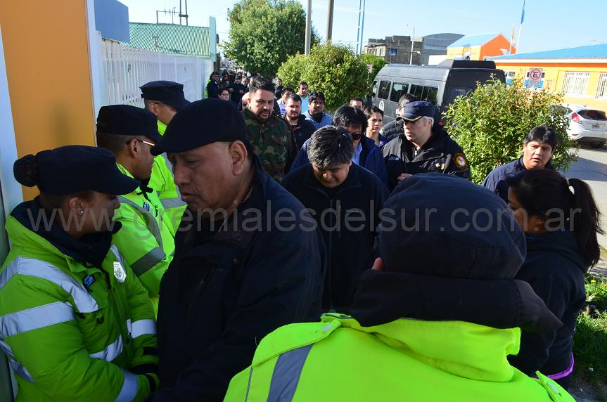 Medio centenar de policías fueron afectados al Ministerio de Trabajo para la reunión del sector docente.