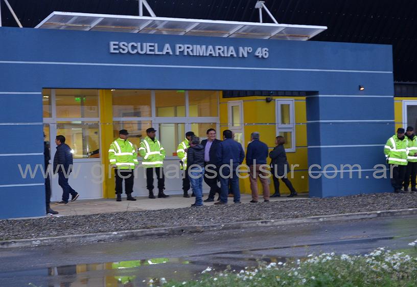 El Ministro de Educación de la provincia, Diego Romero, arribó a la Escuela Nº 46 a las 07:40 horas. 