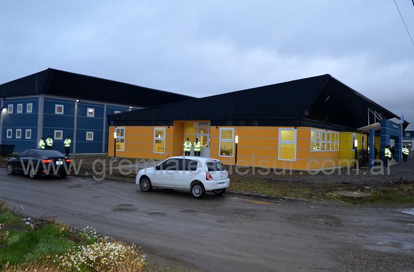 La policía de tierra del Fuego del Fuego distribuyó efectivos en los alrededores de la Escuela Nº 46 de Río Grande.