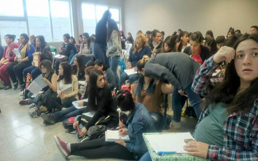 Algunas pocas sillas de las que se usan para eventos, el resto sentados en el piso. Foto: elfueguino.com.ar.