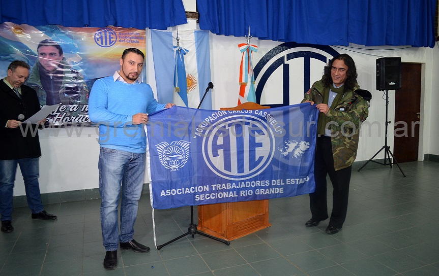 ATE entregó una bandera a Horacio Chávez.