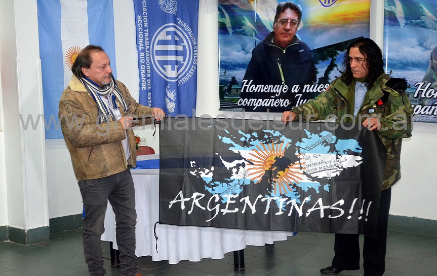 Horacio Chávez entregó una bandera de Malvinas a 