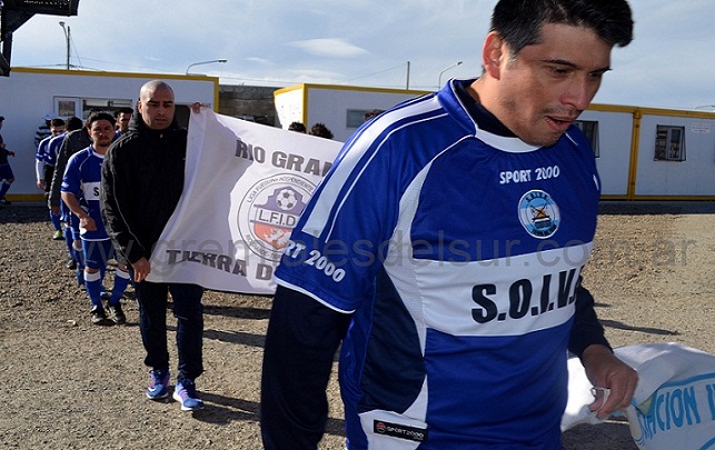 El equipo de SOIVA saliendo a la cancha sintética de Río Grande.