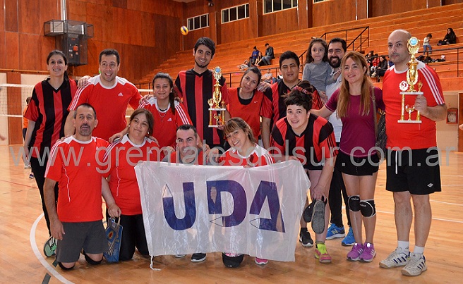 Polivalente y Colegio Guevara, tercero y cuarto en torneo de vóley organizado por la UDA.