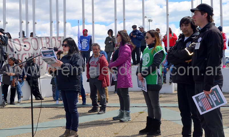 Yolanda Disp de SIPREN, Verónica Andino de SUTEF, Yamila Prinos de ANUSATE y Pablo Ibáñez de la UOM, fueron los responsables de leer el documento.  