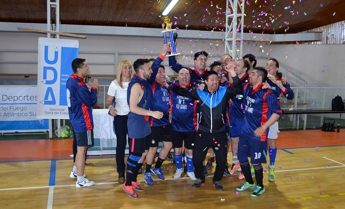 El festejo de los campeones del Torneo de Futsal UDA 2017, Colegio Piedrabuena. 
