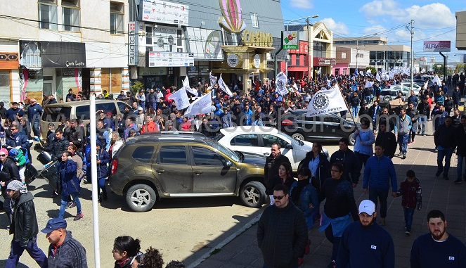 Los trabajadores riograndenses marcharon por las calles de la ciudad.