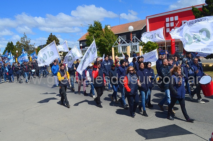 Con ráfagas de viento de 85 km/h los trabajadores de Río Grande marcharon por las calles de la ciudad. 