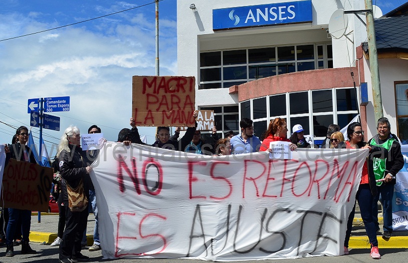 No es reforma, es ajuste. Movilización frente a ANSES.