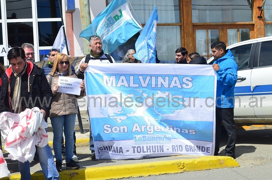 La Bancaria y Jubilados manifestando contra la reforma previsional.