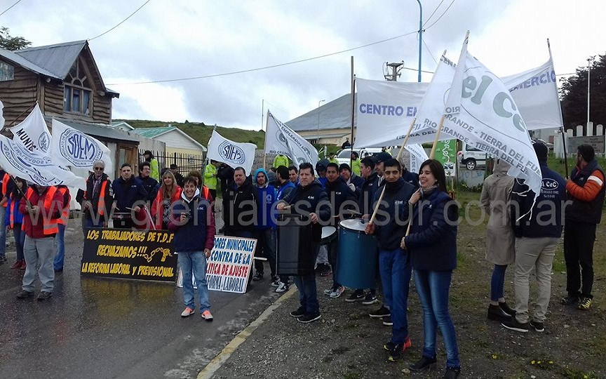 En Ushuaia sesionó el Consejo Federal del Trabajo, y los trabajadores se manifestaron.