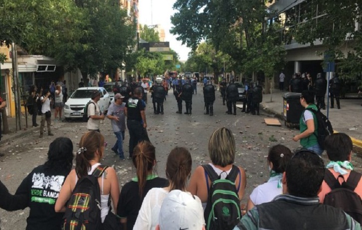 Estatales de Río Negro fueron reprimidos por la policía provincial.