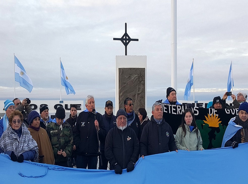 El discurso principal estuvo a cargo del Veterano de Malvinas, César González quien fue muy duro con las decisiones que ha tomado el gobierno nacional con relación a Malvinas.