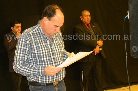 Pablo Blanco, Presidente de la Comisión de Nº de la Legislatura, leyendo la nota presentada por el SUTEF 