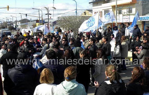 La concentración de los estatales de Río Grande fue frente a la Delegación del IPAUSS