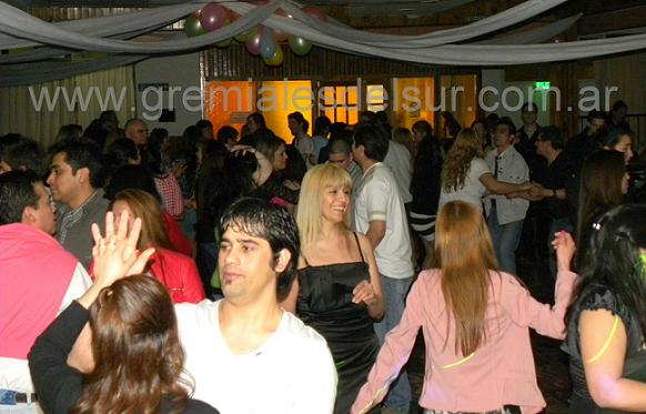 Los textiles disfrutaron del baile después de la elección de la reina