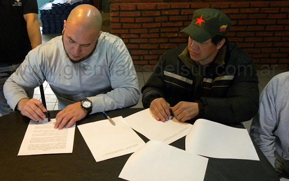 Mariano Tejeda SETIA (izq:), y Wenceslao Benitez SITRACOM (der.) firman acuerdo por obra social 