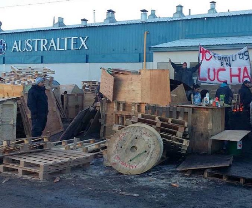 La empresa Australtex comunicó a los trabajadores que desde esta semana solo trabajarán de lunes a miércoles sin el pago de los días caídos por suspensión de actividades. 