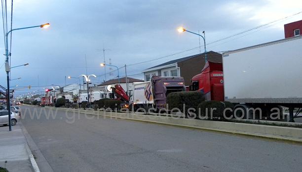 Gran cantidad de camiones estacionaron a lo largo de la avenida Perito Moreno