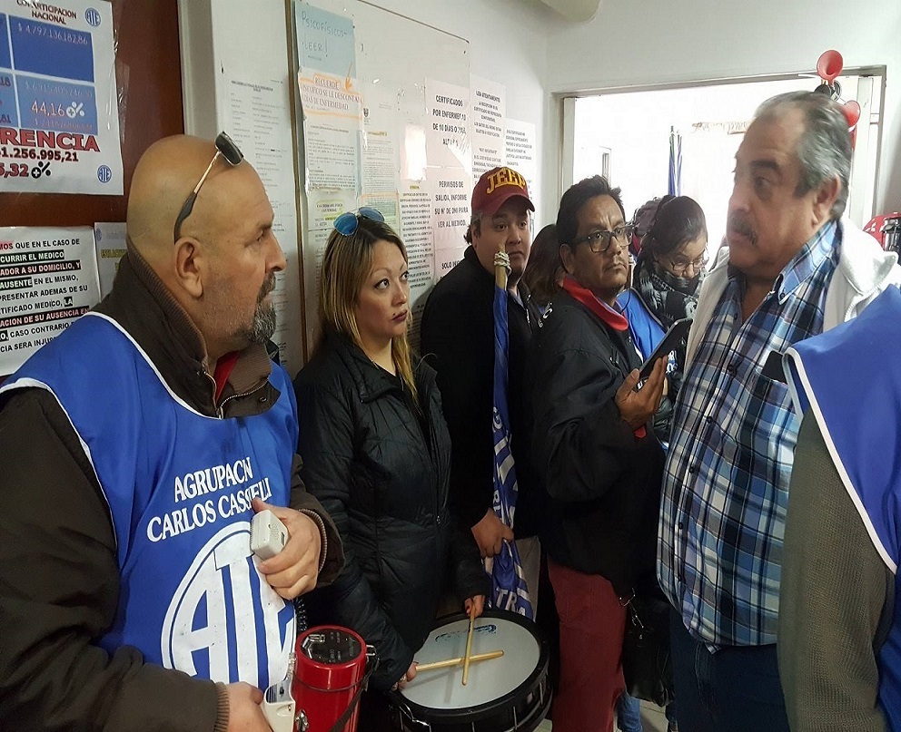 Marcelo Córdoba dialogando con el Dr. Ruíz, responsable de Fiscalización Sanitaria. 