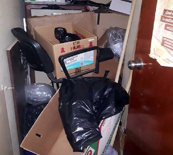 Materiales en desuso obstruyen la normal circulación de los trabajadores.