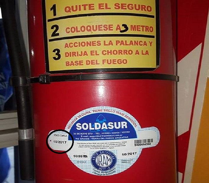 Matafuegos vencidos hace un año. 