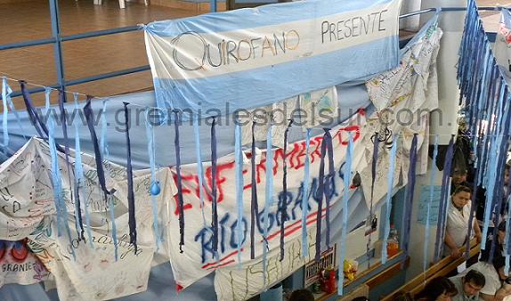 Enfermeros marcan presencia en el reclamo en el HRRG