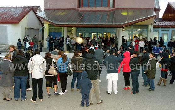 Gran cantidad de gente participó del cacerolazo en el HRRG