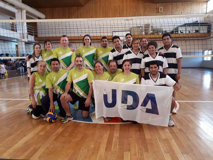 Colegio Favaloro  y Colegio CPET protagonistas de la final del Torneo Relámpago de Vóley Mixto organizado por la UDA seccional Tierra del Fuego.