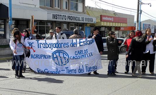 Militantes de ATE acompañaron el reclamo por la calles de Río Grande