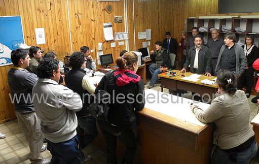 Ruiz explicó a los vecinos presentes en el Juzgado la decisión de los trabajadores 