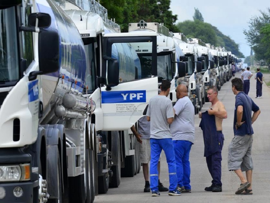 A las 11 se levantó la protesta que comenzó en las primeras horas del lunes. En el ingreso a YPF hubo más de 2 kilómetros de fila de camiones.