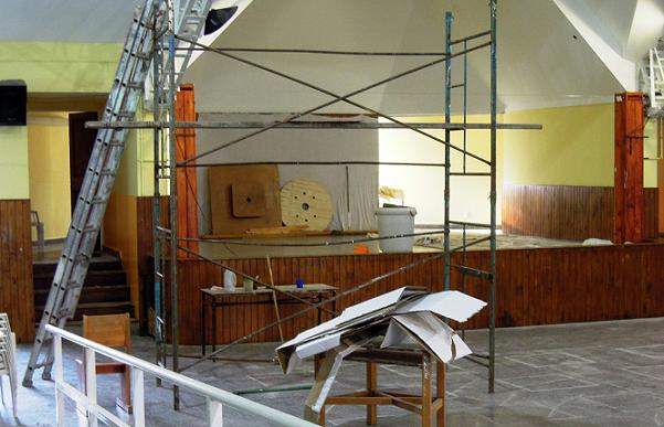 Salón principal con estructuras de hierro para trabajos de pintura