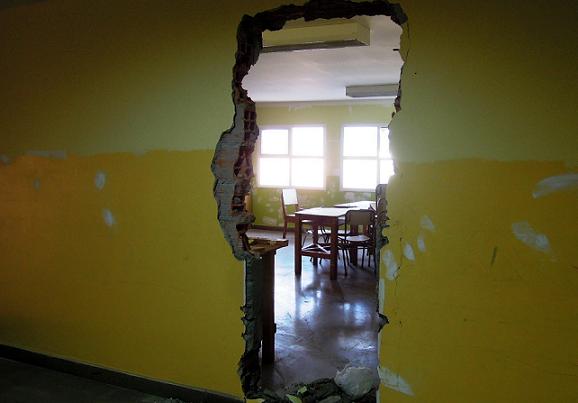 Paredes rotas a un día del inicio del ciclo lectivo 