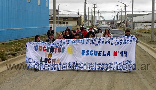 Docentes de la Escuela Nº 14 al salir del Colegio Guevara