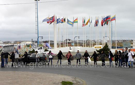 Docentes en la rotonda de San Martín y Santa Fe