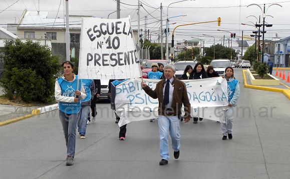 Docentes de la Escuela Nº 10 y Gabinete Psicopedagógico marchando al Bº AGP 
