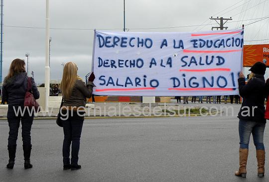 Docentes en la rotonda de San Martín y Santa Fe