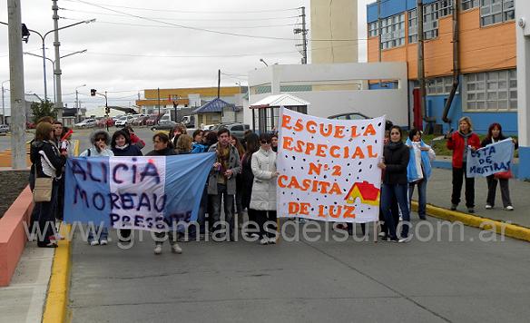 Docentes concentrando en la Escuela Nº 21, Chacra 2