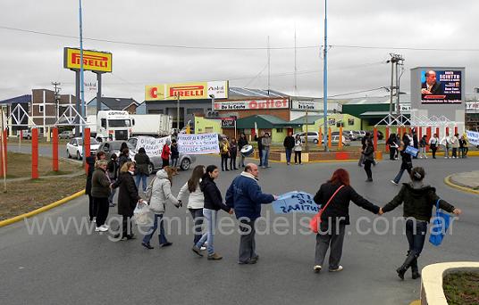 Docentes en la rotonda de San Martín y Santa Fe
