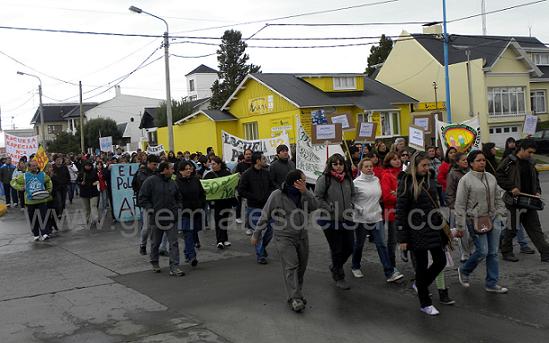 Docentes marchando por Thorne y San Martín 