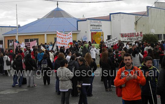 Docentes en la Delegación del Ministerio de Educación
