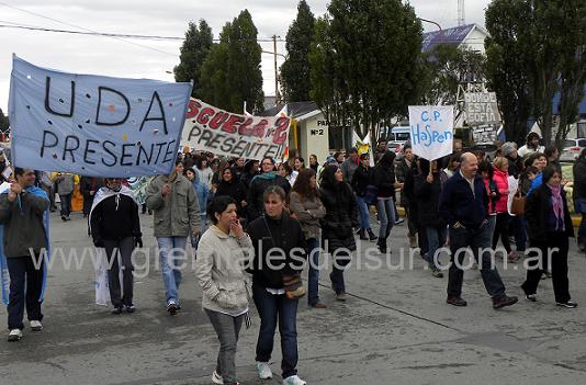 Docentes nucleados en la UDA también marcharon en Río Grande 