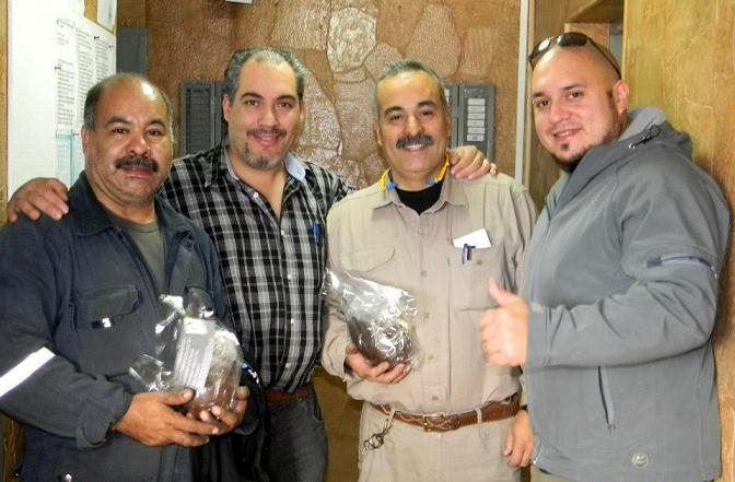 Dirigentes de SETIA recorrieron las fábricas entregando huevos de pascuas. Fotos: SETIA