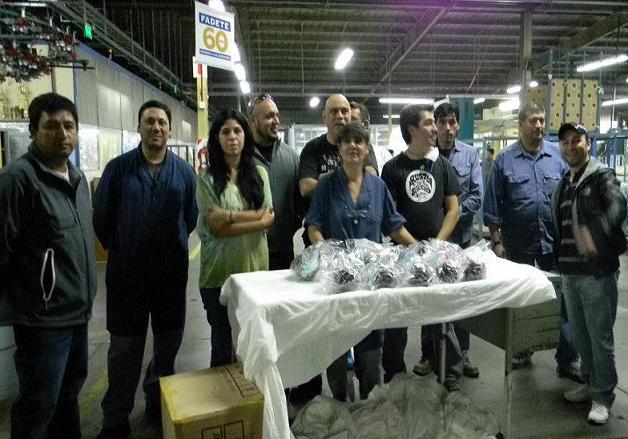 Dirigentes de SETIA recorrieron las fábricas entregando huevos de pascuas. Fotos: SETIA