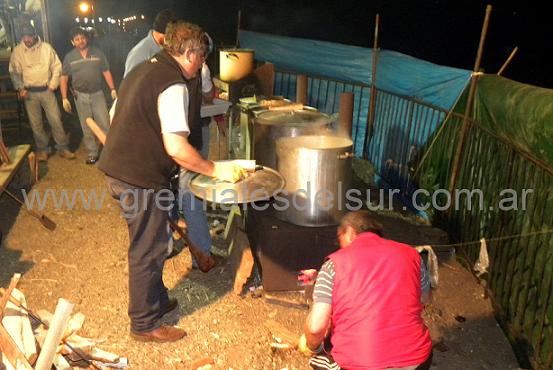 El locro se preparó y se cocinó detrás de la Carpa de la Dignidad en Río Grande