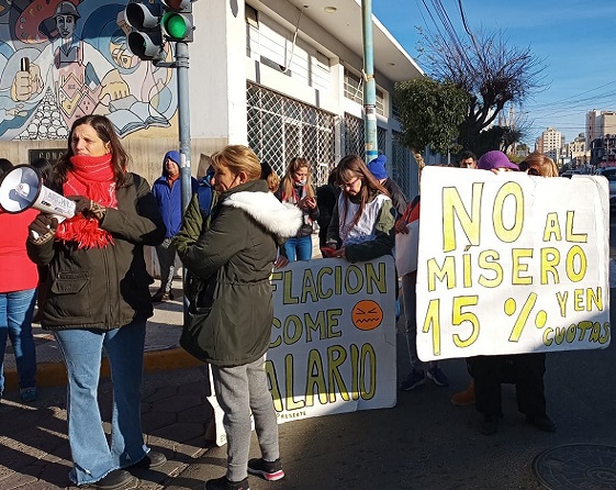 Los docentes de Chubut realizaron marchas de antorchas en Puerto Madryn y Trelew. Este viernes 3 de junio, habrá una concentración en el Ministerio de Educación de la ciudad de Rawson.