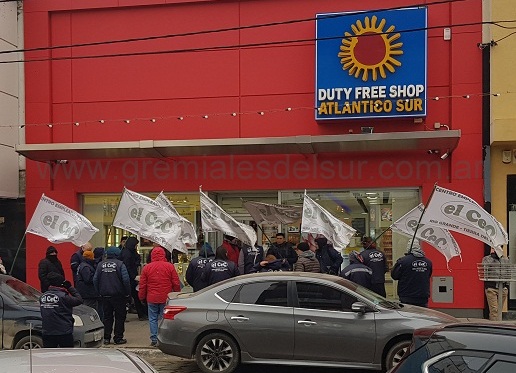 El Centro Empleados de Comercio (CEC) se manifestó frente al ingreso del comercio Atlántico Sur repudiando el accionar de la empresa e intentando que se revierta la situación.