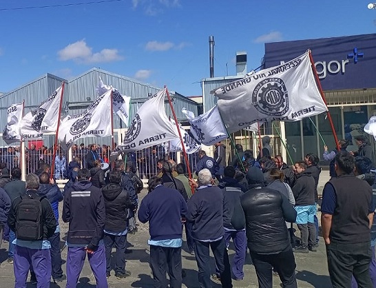 Ante el conflicto planteado, la UOM seccional Río Grande realizó presentaciones en el Ministerio de Trabajo de la provincia, quedando a la espera de que se fije fecha para una audiencia de partes.