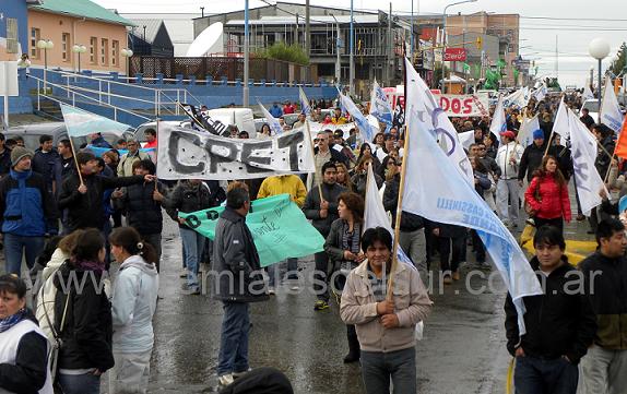 Masiva movilización de estatales en Río Grande